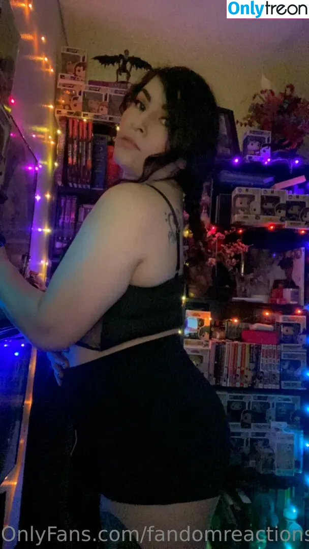 FandomReactions nude photo #0249 (fandomreactgirls)