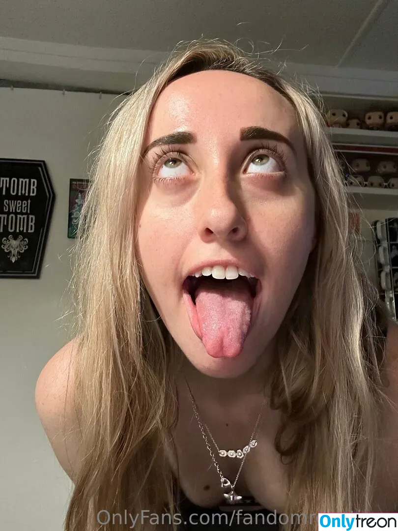 FandomReactions nude photo #0431 (fandomreactgirls)