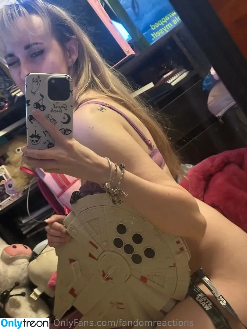 FandomReactions nude photo #0718 (fandomreactgirls)