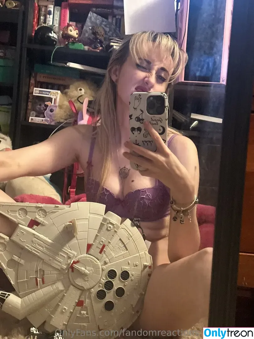 FandomReactions nude photo #0719 (fandomreactgirls)