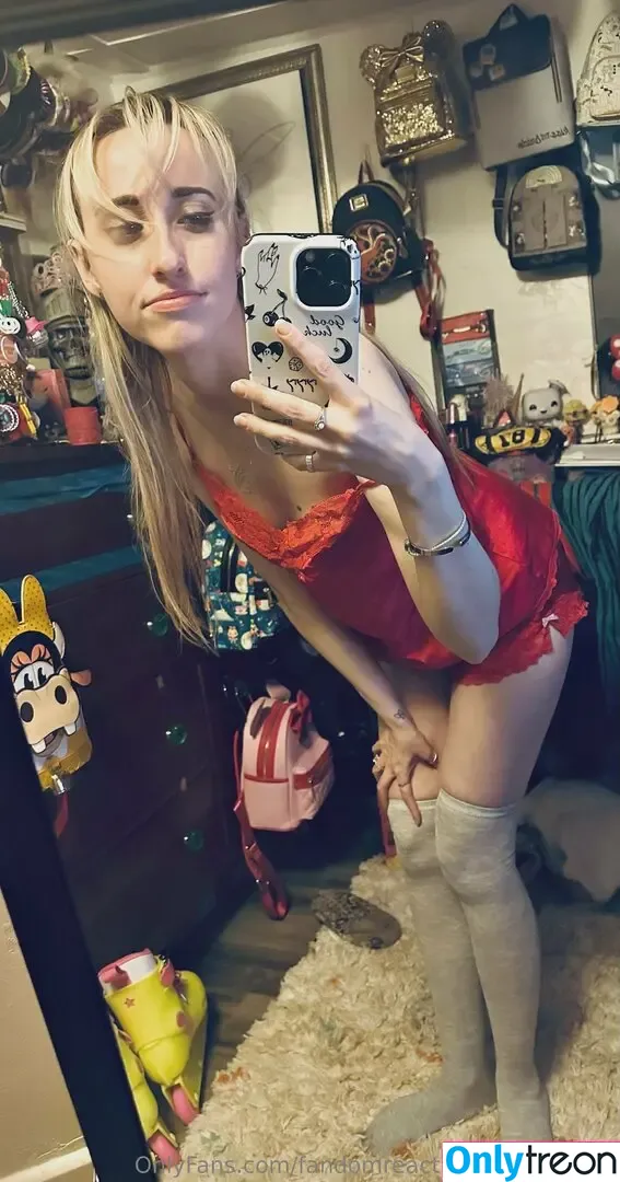 FandomReactions nude photo #0747 (fandomreactgirls)