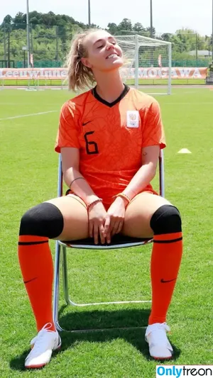 Female Football / girlsontheball / soccer players nude photo #0272