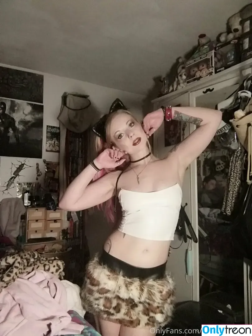 Fetish Vixen nude photo #0184 (Mhysa / fetishvixen / mhysagoddess)