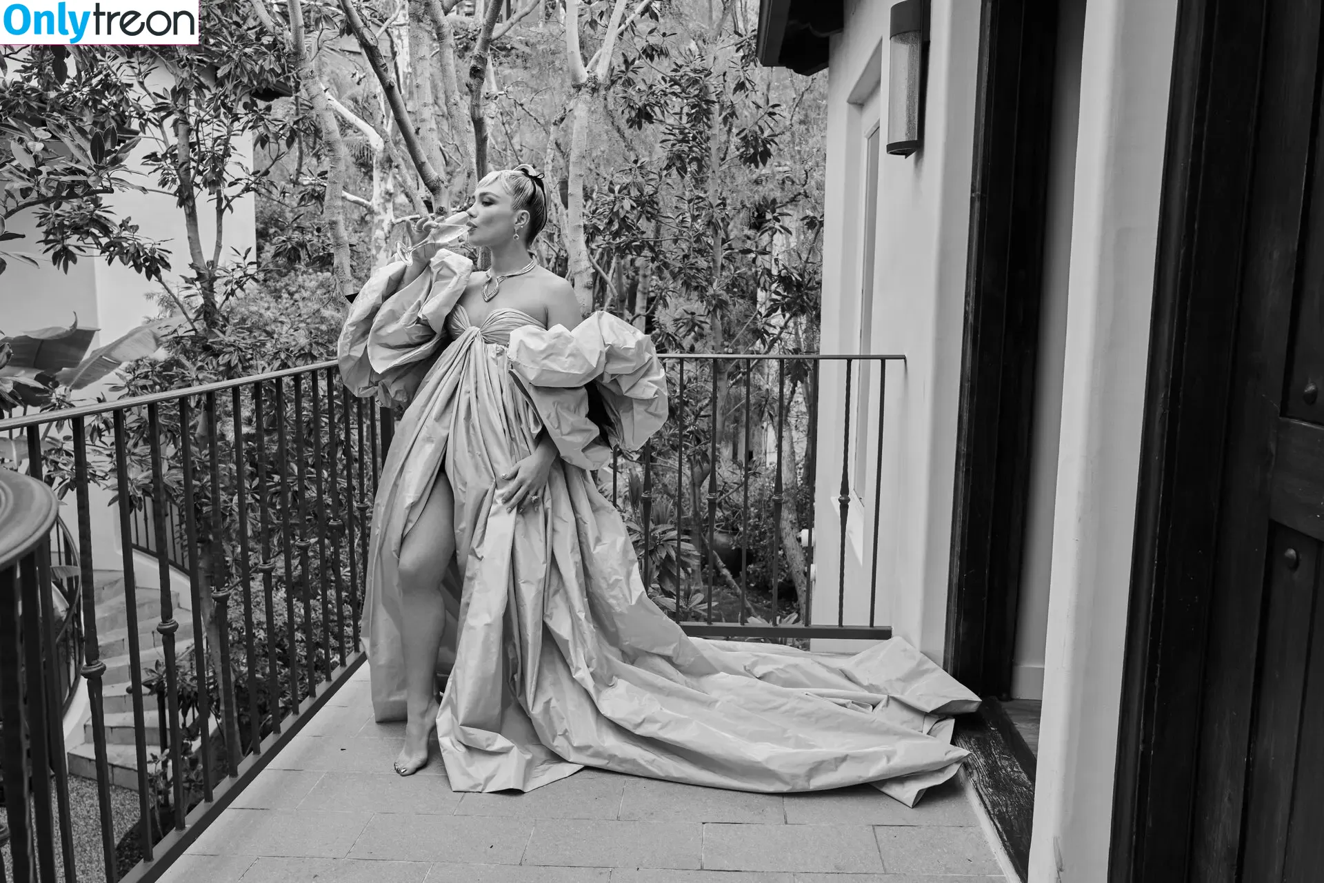 Florence Pugh nude photo #0434 (florencepugh)
