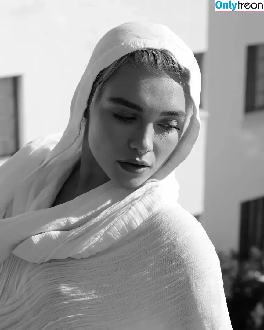 Florence Pugh nude photo #1089 (florencepugh)
