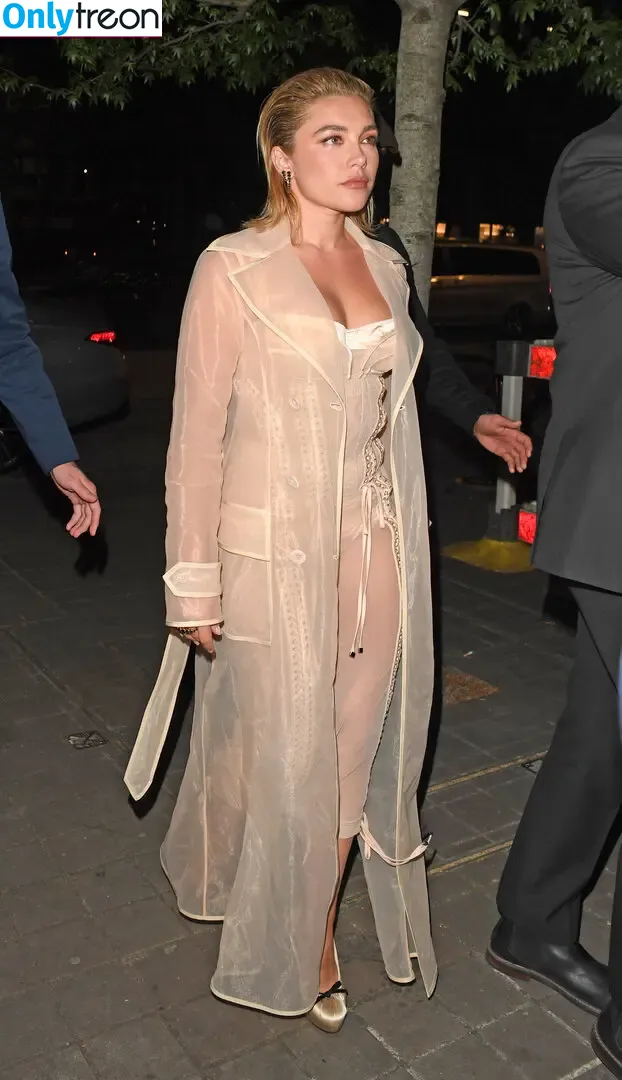 Florence Pugh nude photo #1935 (florencepugh)