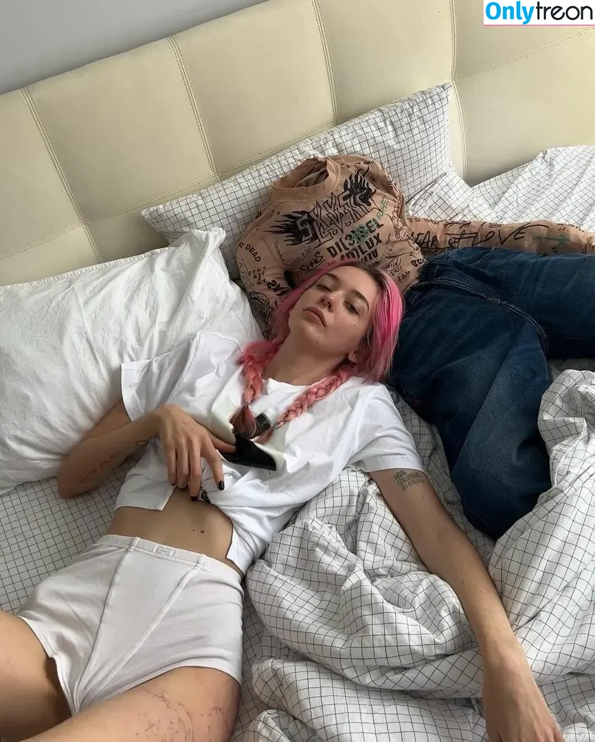 fraukrauze nude photo #0030 (Eva Gurari / MIRÈLE / mcmirella)