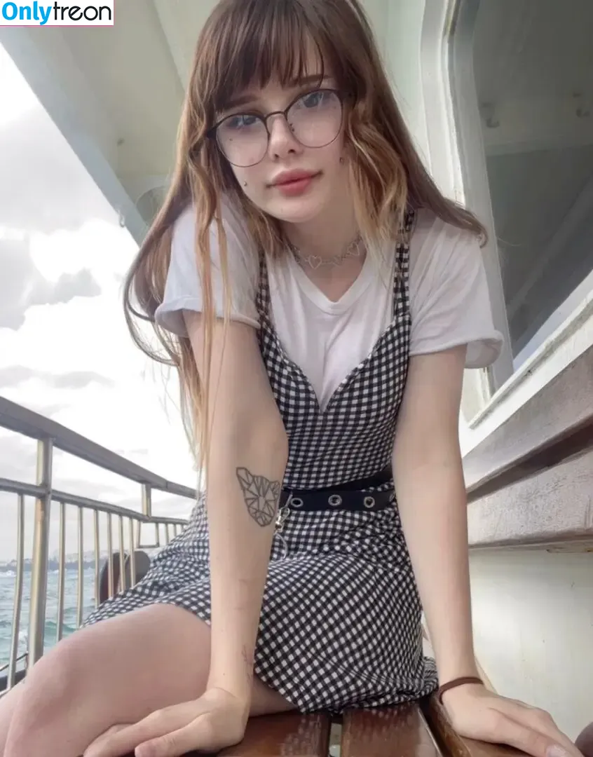 frauleinmilk nude photo #0166 (suisai.uwu / suisaiuwu)