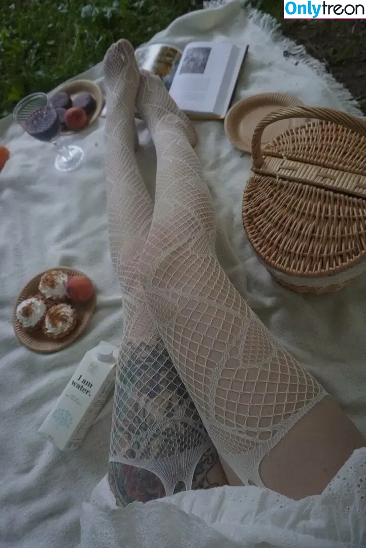 frauleinmilk nude photo #0924 (suisai.uwu / suisaiuwu)
