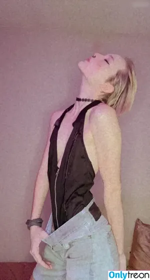 FrazyTay / piperavery nude photo #0009