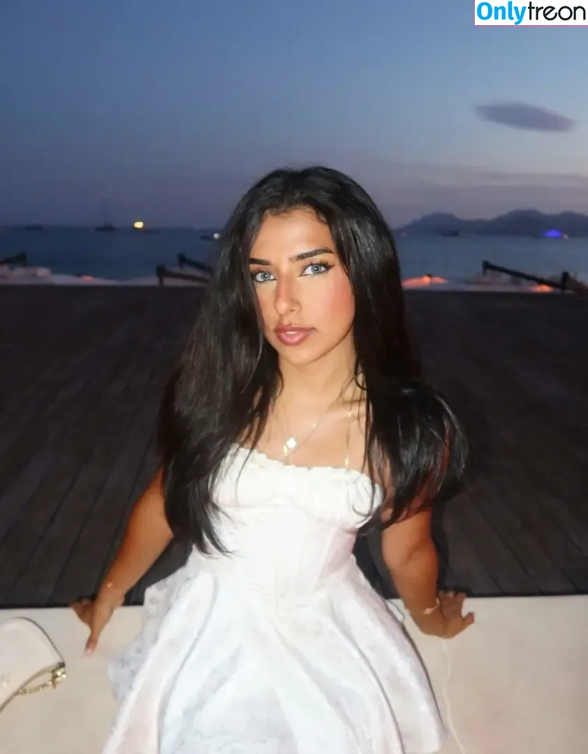 Gal Akbari nude photo #0021 (gal.cal / gal.qal / officialonlygal / q.gal)