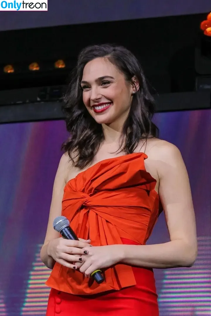 gal_gadot nude photo #0072 (inked_hriss)