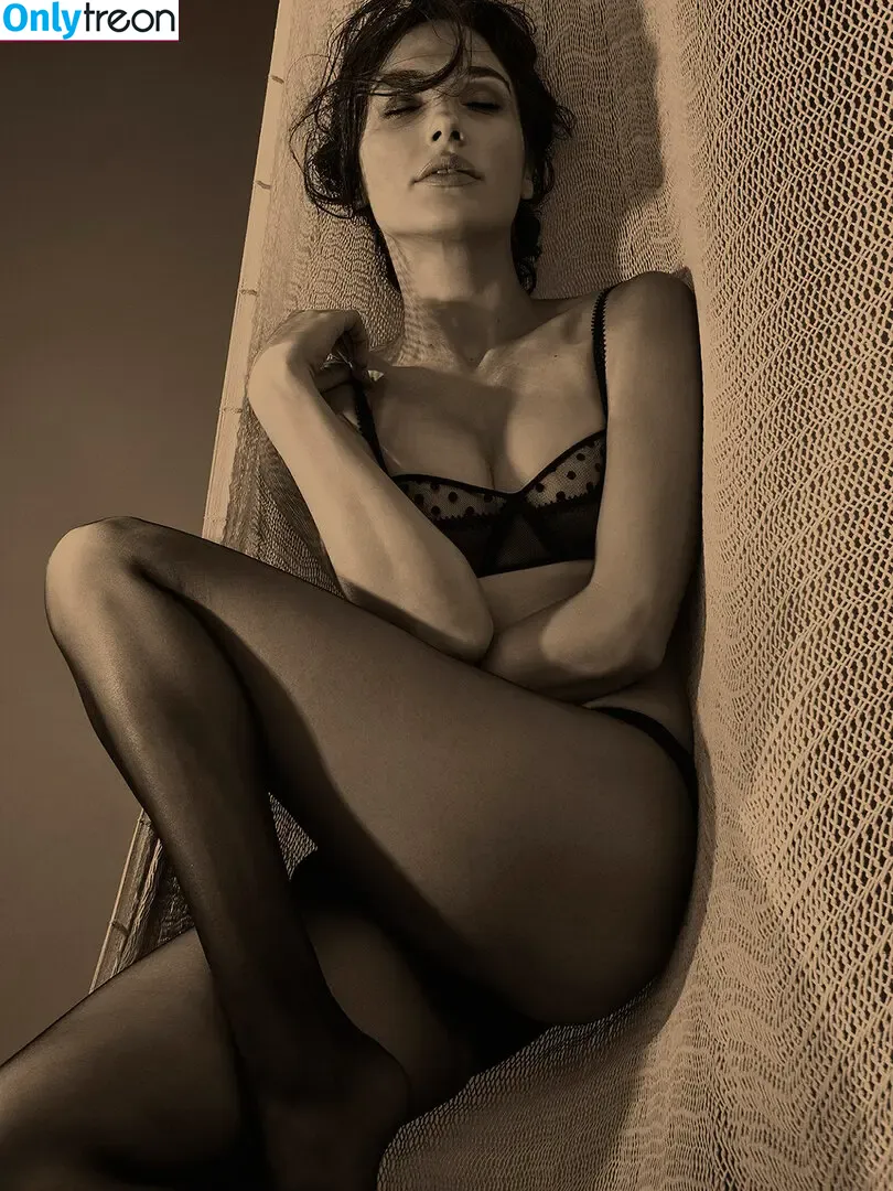 gal_gadot nude photo #0177 (inked_hriss)