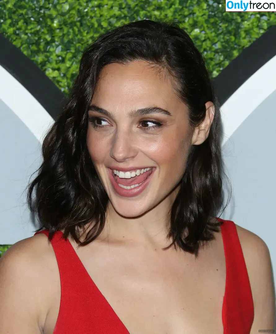 gal_gadot nude photo #0481 (inked_hriss)