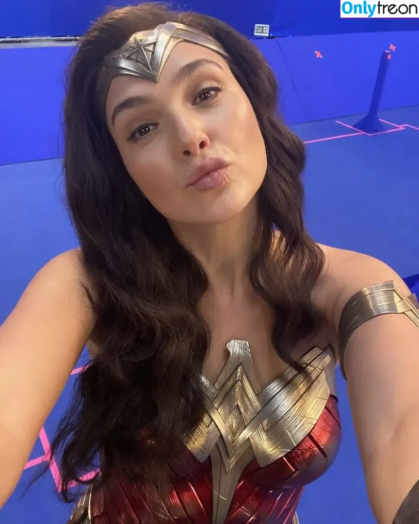 gal_gadot nude photo #0574 (inked_hriss)