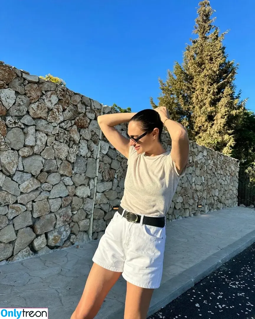 gal_gadot nude photo #0716 (inked_hriss)
