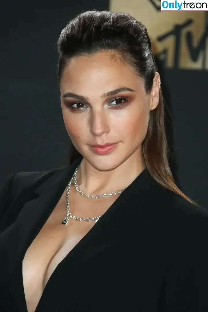 gal_gadot nude photo #0949 (inked_hriss)