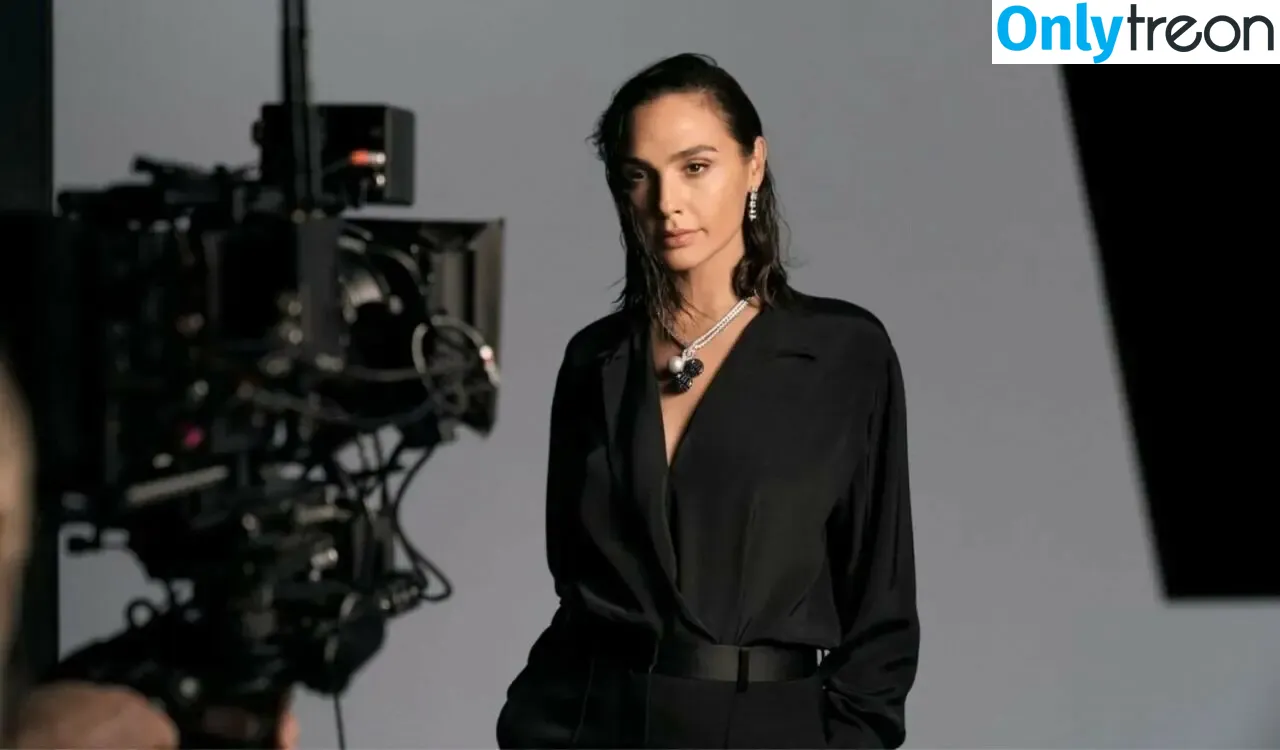 gal_gadot nude photo #1044 (inked_hriss)