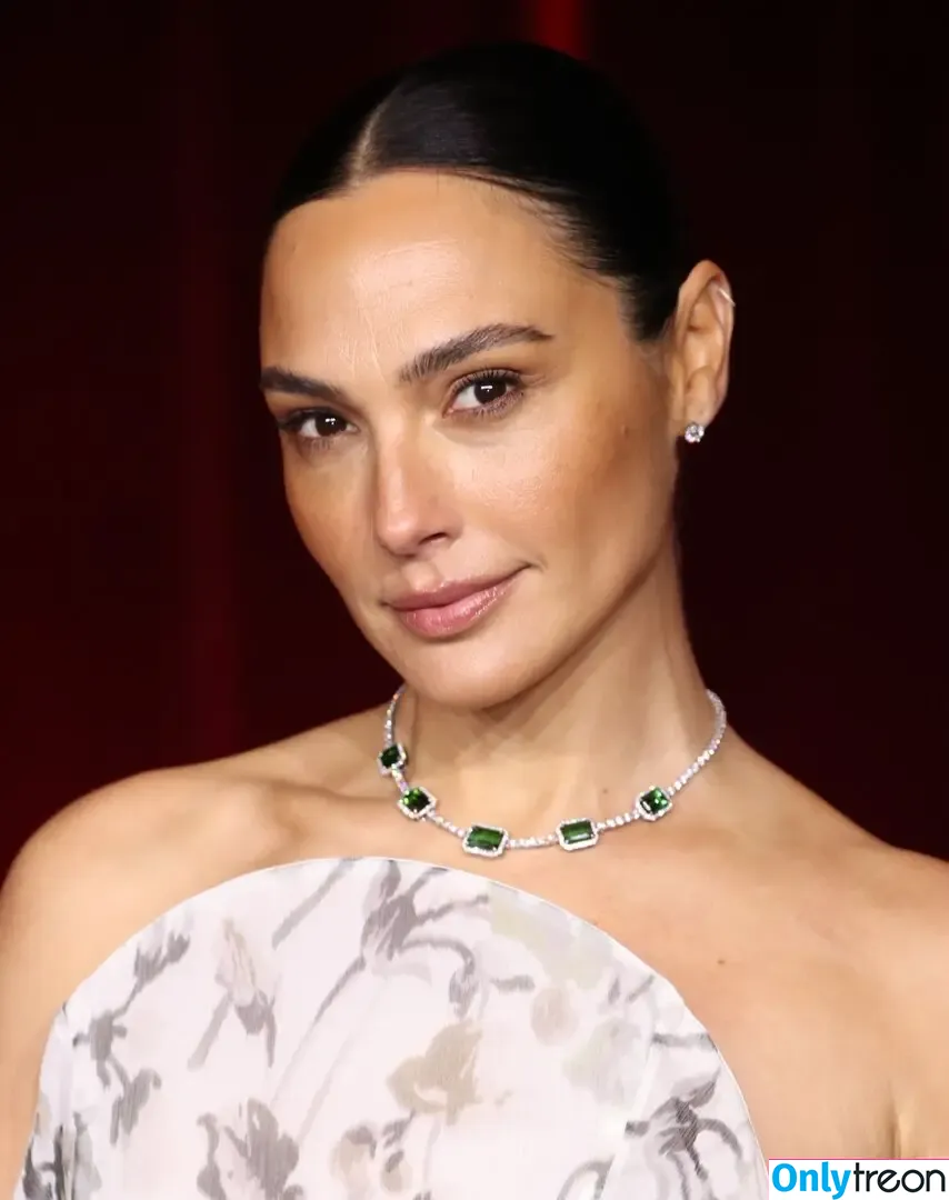 gal_gadot nude photo #1255 (inked_hriss)