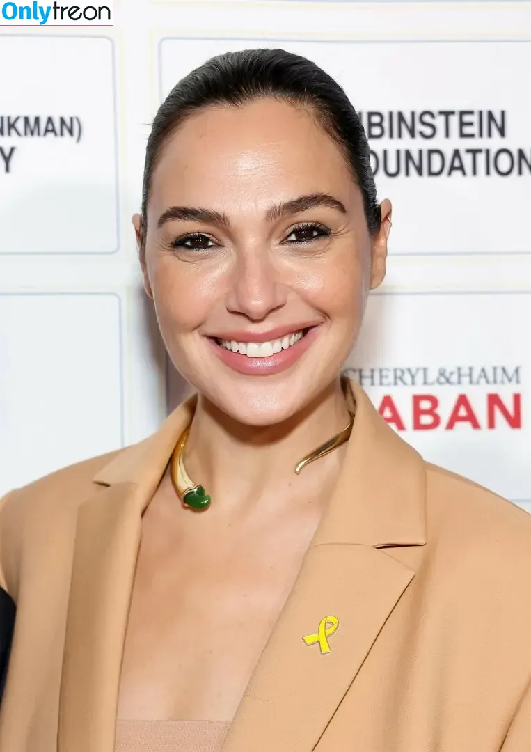 gal_gadot nude photo #1279 (inked_hriss)