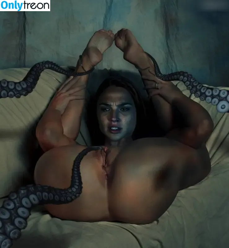 gal_gadot nude photo #2464 (GalGadotUSA1 / inked_hriss)