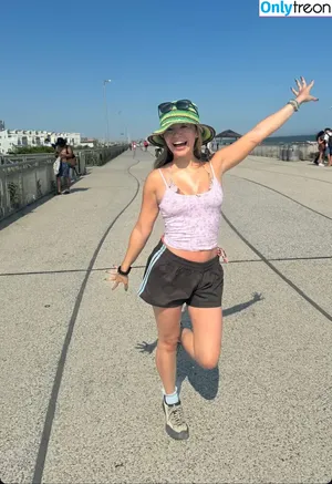 Genevieve Hannelius / ghannelius nude photo #0355