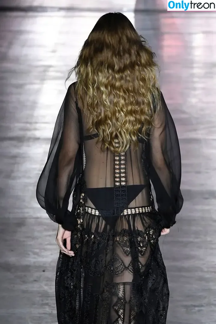 Gigi Hadid nude photo #0610 (GiGiHadid / aaliyahhadid)
