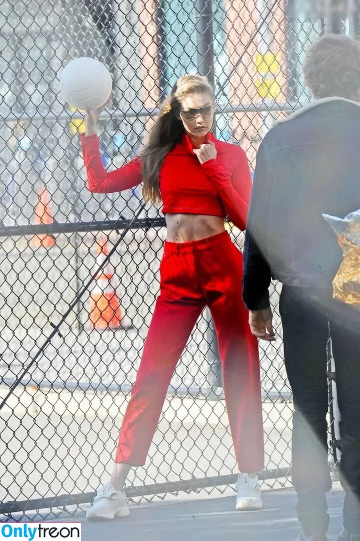 Gigi Hadid nude photo #1098 (GiGiHadid / aaliyahhadid)