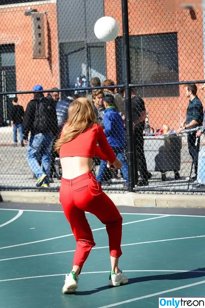 Gigi Hadid nude photo #1102 (GiGiHadid / aaliyahhadid)