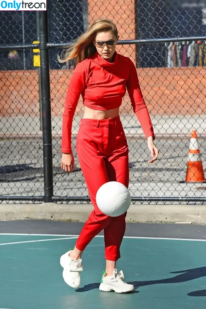 Gigi Hadid nude photo #1103 (GiGiHadid / aaliyahhadid)