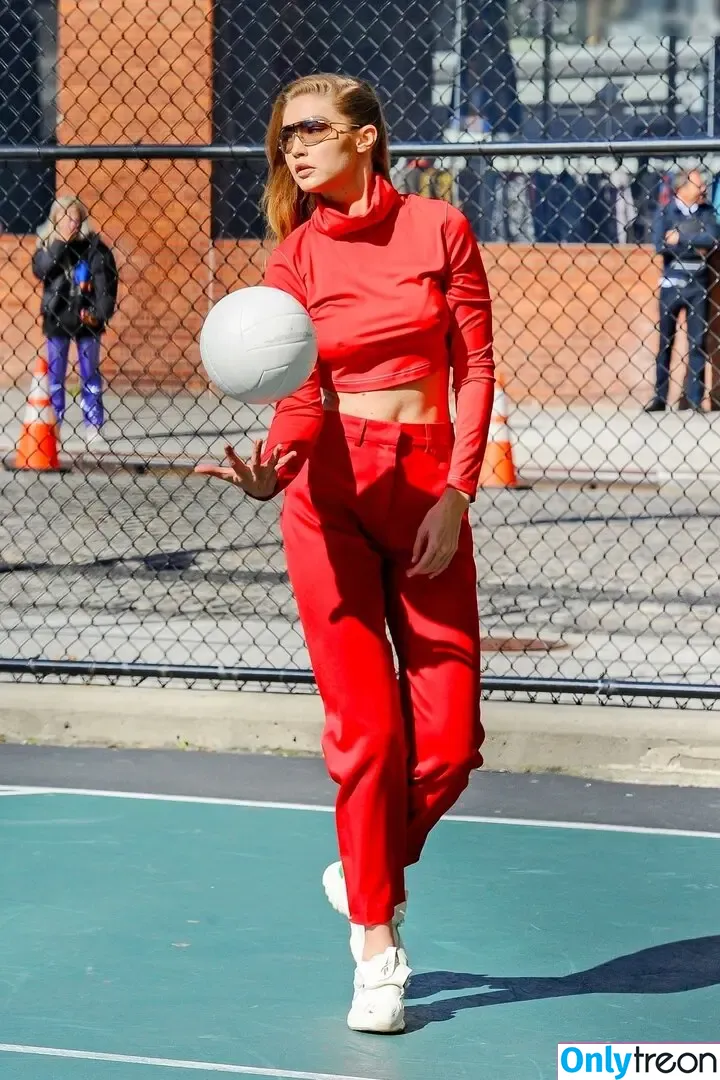 Gigi Hadid nude photo #1104 (GiGiHadid / aaliyahhadid)