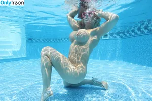 gillianhughes_momshell / STLmomshell nude photo #0001