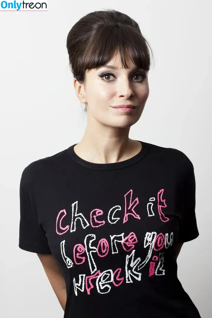 Gizzi Erskine nude photo #0035 (gizzierskine)