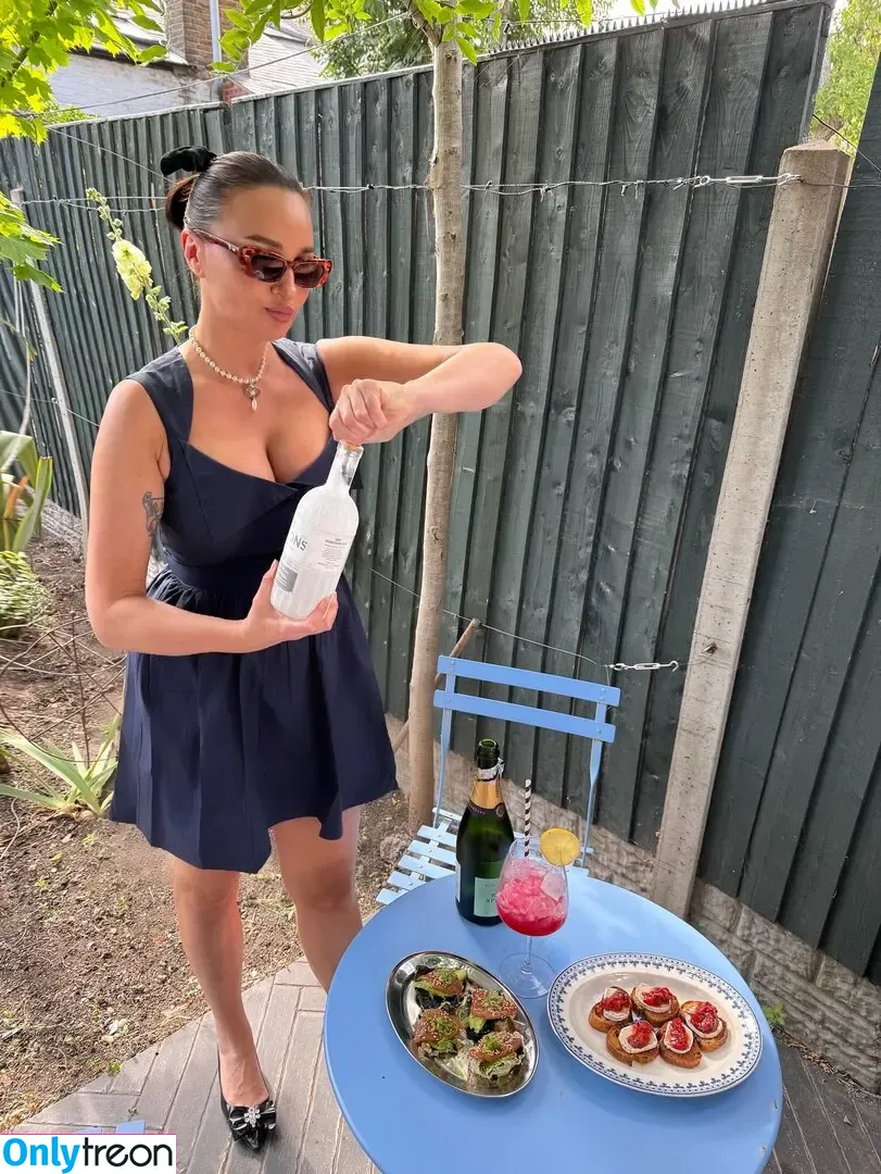Gizzi Erskine nude photo #0271 (gizzierskine)