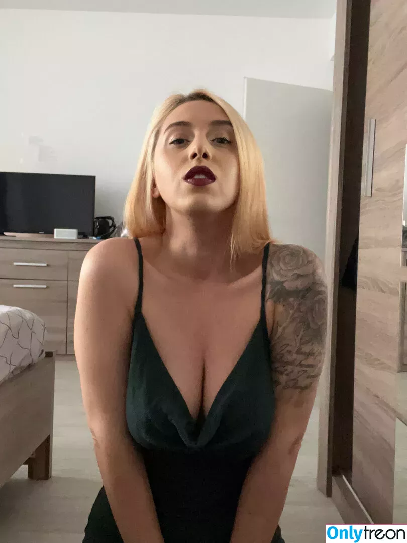 goddess-blaze nude photo #0001 (goddess_blaze_)