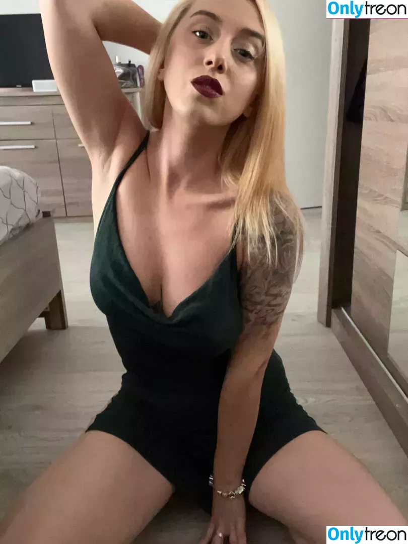 goddess-blaze nude photo #0004 (goddess_blaze_)