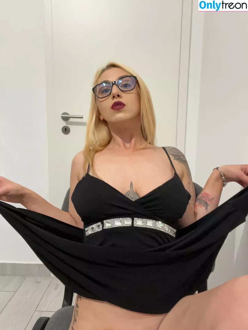 goddess-blaze nude photo #0029 (goddess_blaze_)