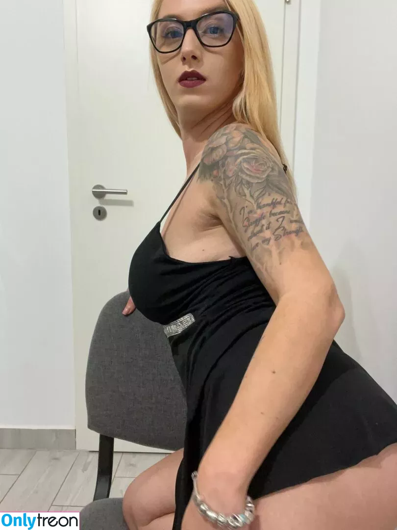 goddess-blaze nude photo #0044 (goddess_blaze_)