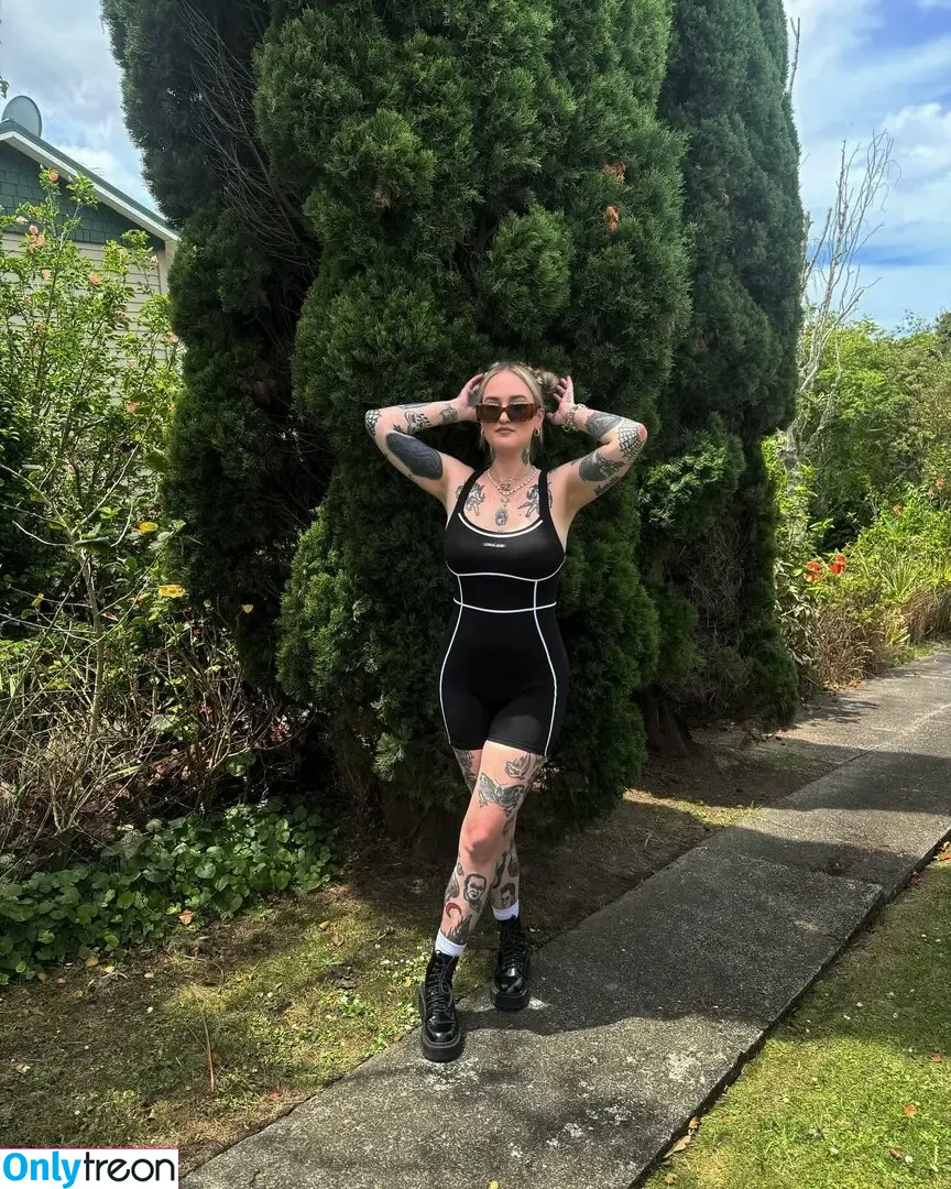 Goth Queen nude photo #0001 ( / lil__ked / lil_ked)