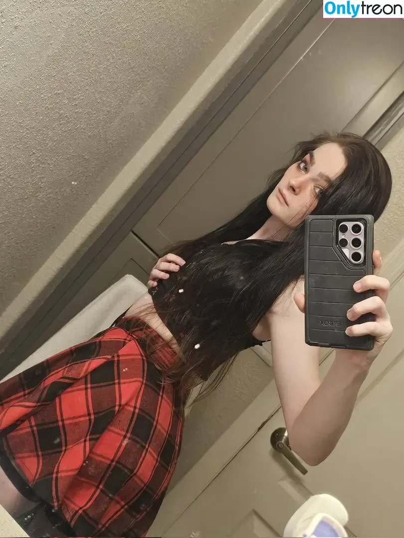Grace Iris nude photo #0009 (graceiris_ts / irisxgrace / smolprincessdani)