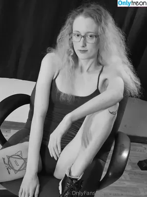 greywolf1738 / rainawolf222 nude photo #0007