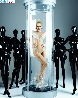 Gwen Stefani / gwenstefani nude photo #0012