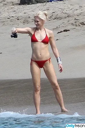 Gwen Stefani / gwenstefani nude photo #0019