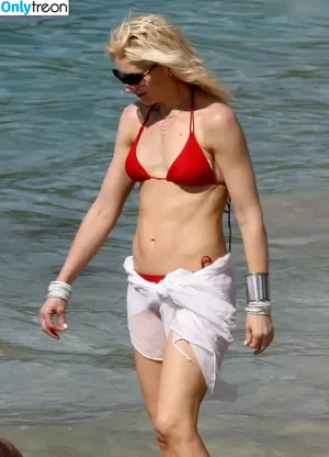 Gwen Stefani / gwenstefani nude photo #0020