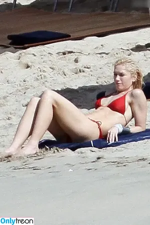 Gwen Stefani / gwenstefani nude photo #0021