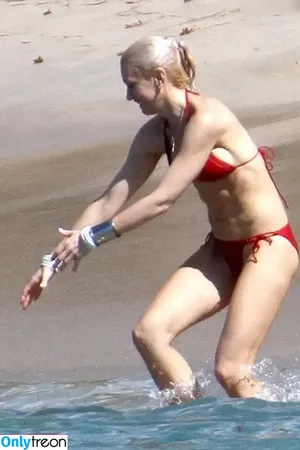 Gwen Stefani / gwenstefani nude photo #0023