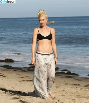 Gwen Stefani / gwenstefani nude photo #0032