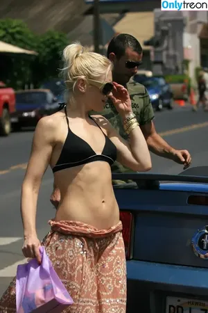 Gwen Stefani / gwenstefani nude photo #0039
