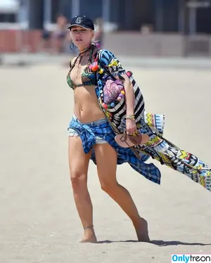 Gwen Stefani / gwenstefani nude photo #0043