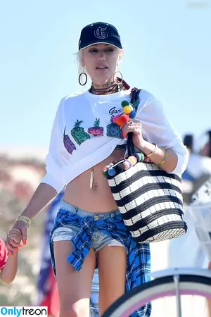 Gwen Stefani / gwenstefani nude photo #0057